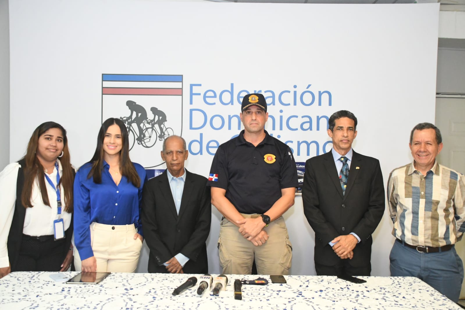 En el evento correrán 350 ciclistas dominicanos y 13 equipos internacionales, informó el director del torneo, Emilio Valdez (El Caballito), en rueda de prensa celebrada este miércoles en el salón VIP de la Federación Dominicana de Ciclismo (Fedoci).