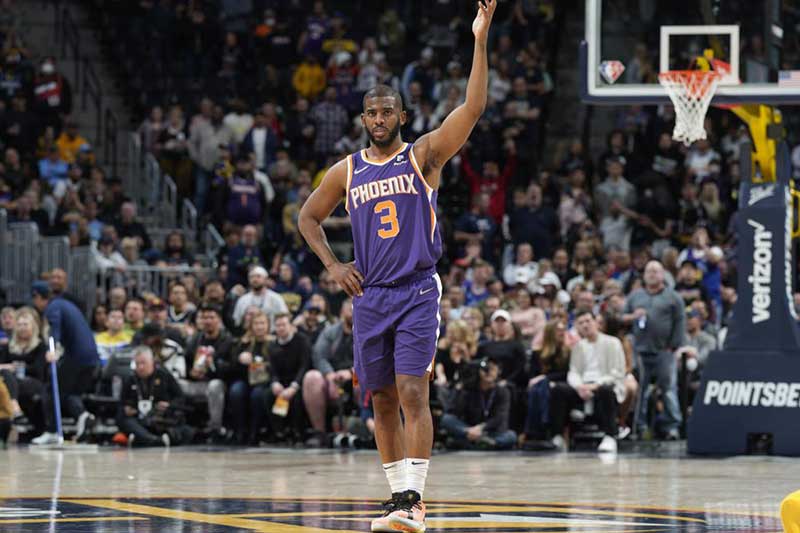Paul regresó de una fractura en la muñeca derecha que lo dejó fuera desde el receso del Juego de Estrellas para ayudar a los Phoenix Suns a ganar su séptimo juego consecutivo y cerrar el primer sembrado en los playoffs de la NBA con una victoria 140-130 sobre Denver.