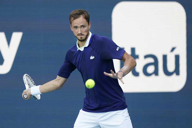 Después de un comienzo lento, Medvedev, el primer sembrado, alcanzó los cuartos de final del Abierto de Miami el martes al derrotar a Jenson Brooksby 7-5, 6-1.