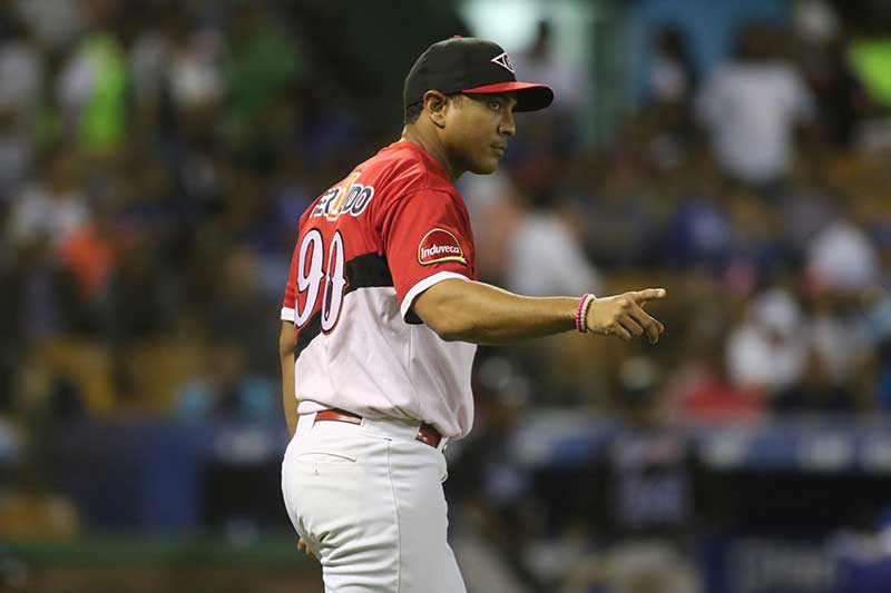 Rojas dirigió a los Leones y fue campeón en la estación de 2016. El hijo de Felipe Rojas Alou, legendaria figura del béisbol dominicano, fue capataz de los Mets de Nueva York en las campañas de 2020 y 2021.