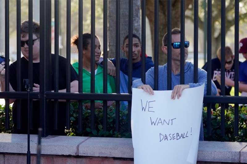 Fans molestos protestan afuera de las oficinas de MLB, piden renuncia de Rob Manfred