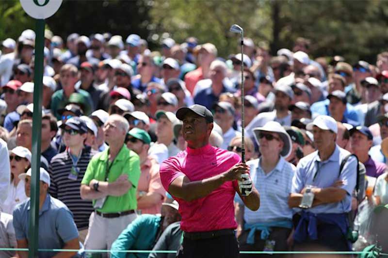 Tiger Woods regresa con uno bajo par en su debut en Augusta