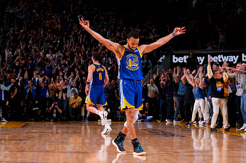 Curry y Thompson guían Warriors a la final del Oeste