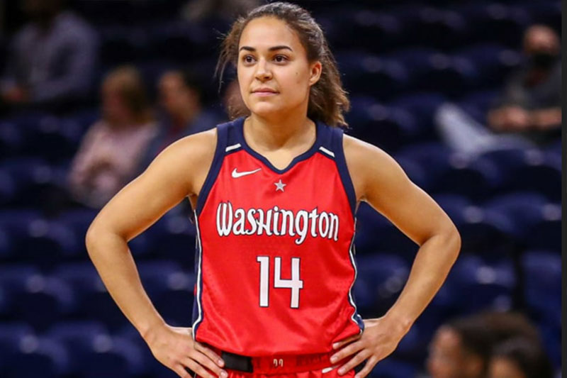 Dominicana Katie Benzan hace historia en la WNBA