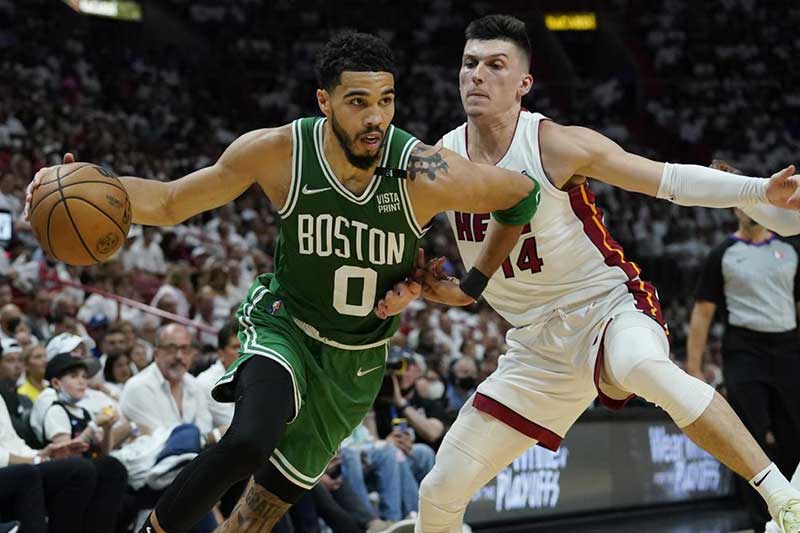 Los Celtics, ahora 4-0 en estos playoffs en el juego inmediatamente posterior a una derrota, encestaron 20 tiros desde el rango de 3 puntos contra los 10 de Miami. El tercer juego es el sábado en Boston.