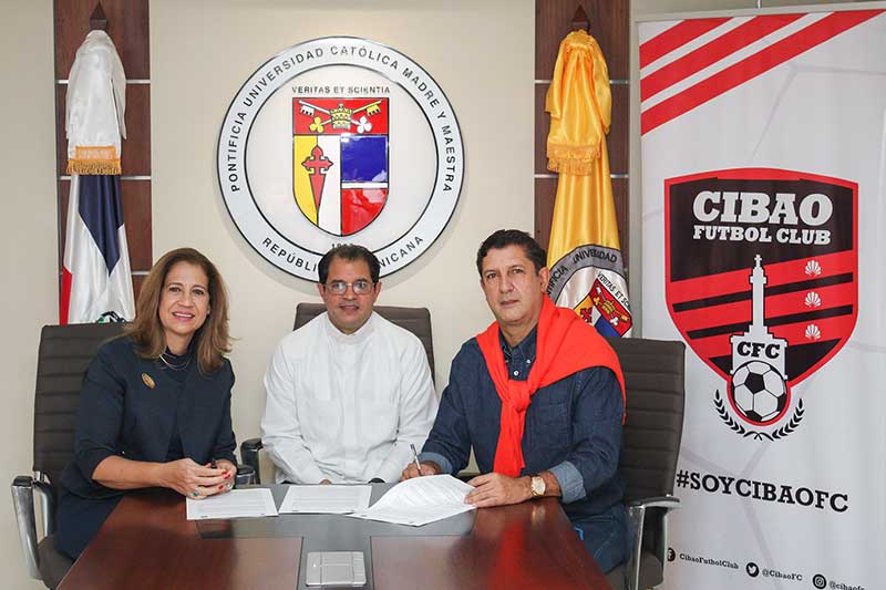 La firma del convenio tuvo lugar en las instalaciones de la FMM, a la cual se dieron cita la Dra. Mercedes Capellán de Lama, presidenta de la Fundación y el Ing. Manuel de Jesús Estrella Cruz, presidente del CFC. Estuvo presente además el reverendo padre doctor Secilio Espinal, rector de la PUCMM.