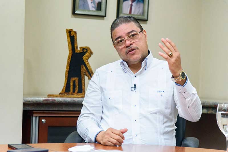 El ministro de Deportes, Francisco Camacho, se defendió de las críticas recibidas de parte del senador de Santo Domingo, Antonio Taveras Guzmán; el senador fustigó la supuesta falta de apoyo a los Juegos Municipales de la citada demarcación.