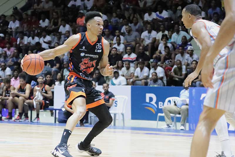 Rigoberto Mendoza consiguió 31 puntos y 10 rebotes para guiar a los Reales de La Vega a una victoria 106-101 en tiempo extra sobre los Titanes del Distrito Nacional. Un partido celebrado en el polideportivo Ángel González correspondiente a la Liga Nacional de Baloncesto (LNB).