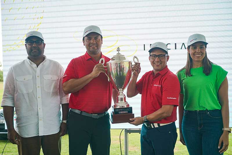 Los golfistas Michael Cuello y José Luis Castillo se proclamaron los grandes campeones de la edición XXIII de la Royal Cup de la Cámara Británica de Comercio al lograr la mejor anotación bruta, con score de 66 golpes, en el certamen que se desarrolló en el campo de golf Teeth of the Dog, de Casa de Campo este sábado.