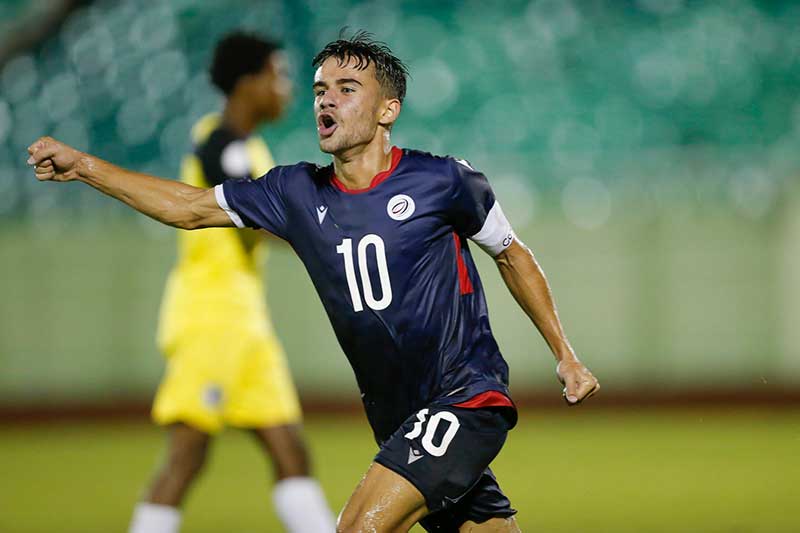 La selección dominicana de fútbol sub-20 está a un paso de pasar al Mundial de Indonesia 2023 luego de ganarle 5-4 a un país con un nivel mucho más alto como lo es El Salvador. El director técnico del seleccionado dominicano , el cubano Walter Benítez, dijo que él por problemas con su visado no pudo viajar y tuvo que dirigir desde el teléfono hablando con su asistente para ejecutar sus estrategias.