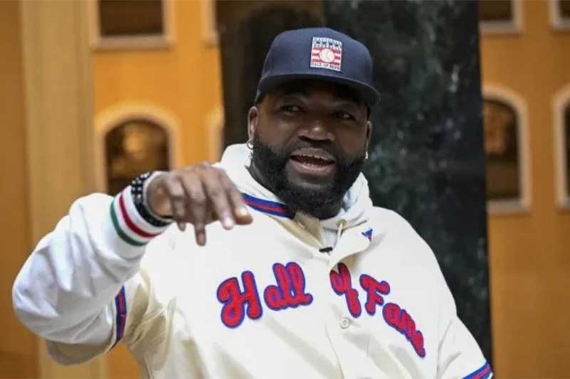 David Ortiz  juega un poco de softball en la embajada de EEUU