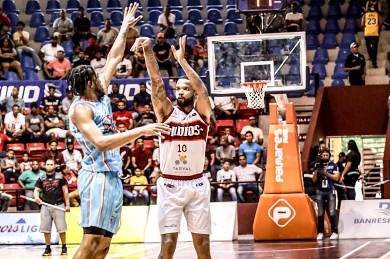 Adonis Henríquez encestó 31 puntos y los Indios de San Francisco de Macorís superaron 101-99 a los Titanes del Distrito Nacional, en un partido en el Mario Ortega en donde los locales aseguraron su boleto a las semifinales de la Liga Nacional de Baloncesto (LNB).