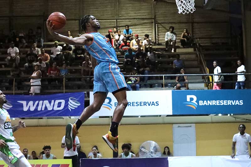 A.J. Bramah hizo un magnífico trabajo como suplente y comandó una cómoda victoria de los Titanes del Distrito Nacional 89-80 sobre los Soles de Santo Domingo Este, durante un partido de la fase de eliminación de la Liga Nacional de Baloncesto (LNB) celebrado en el techado Simón Orozco.