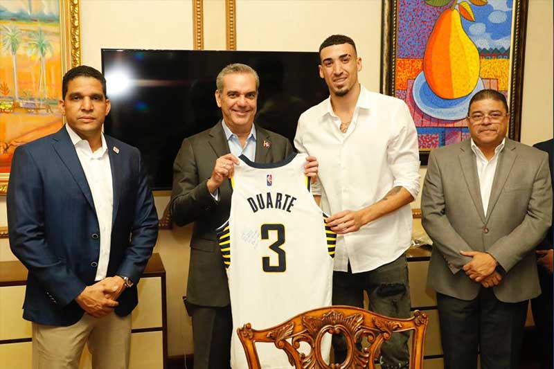 Presidente Abinader recibe a basketbolista Chris Duarte en Palacio Nacional