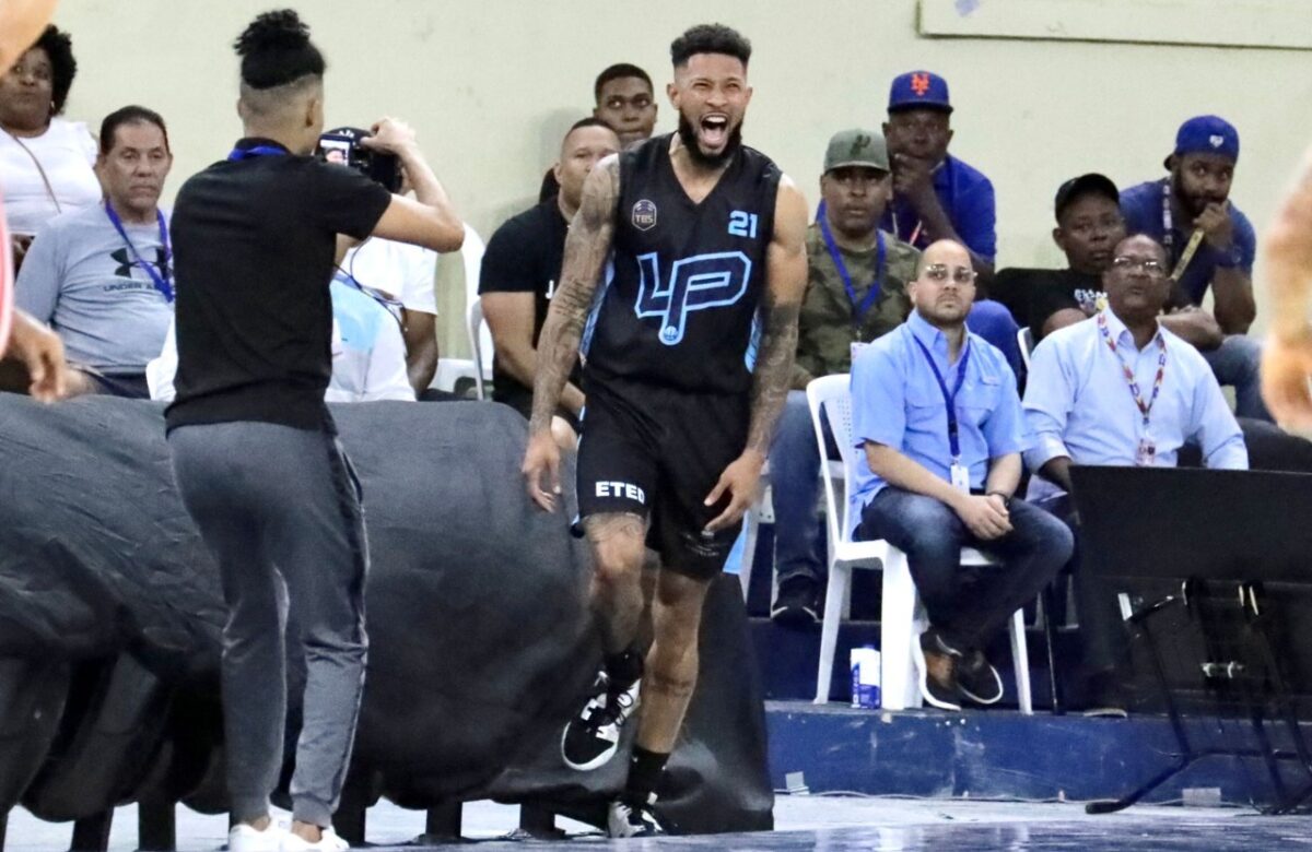 Jayson Valdez celebra luego del bombazo para ganar Los Prados contra Mauricio Báez