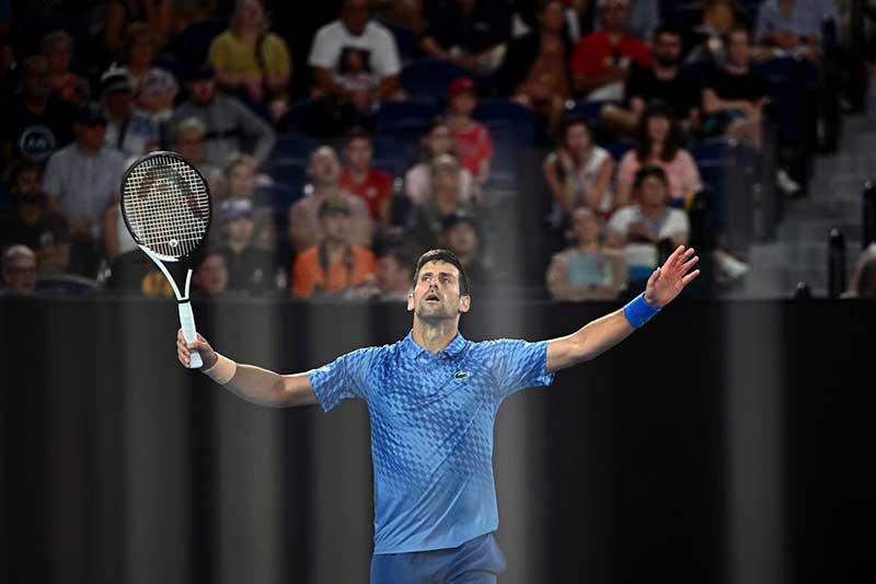Novak Djokovic avanza a tercera ronda en Australia