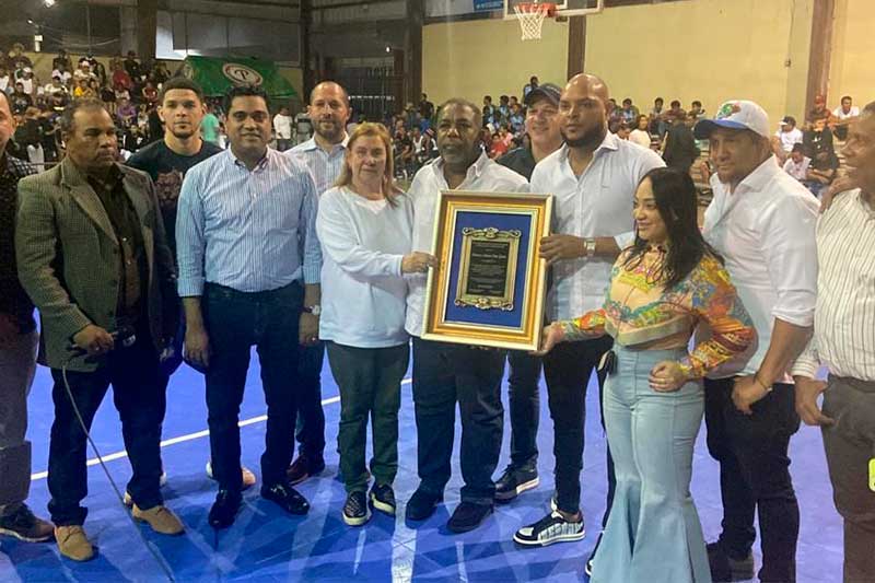 Bárbaros e Infieles ganan en apertura basket carnavalesco La Vega