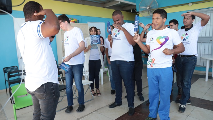 Licey visita Fundación Manos Unidas por Autismo