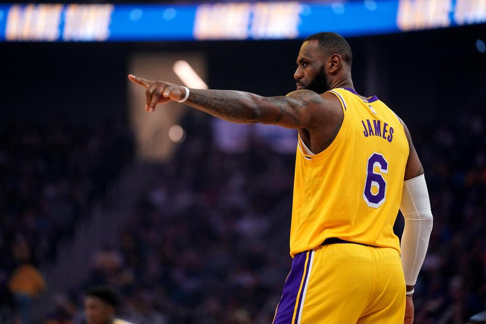 LeBron James está oficialmente disponible para jugar hoy, anunciaron los Lakers.