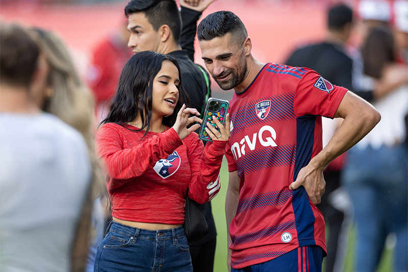 Futbolista y novio de la cantante Becky G rompe el silencio