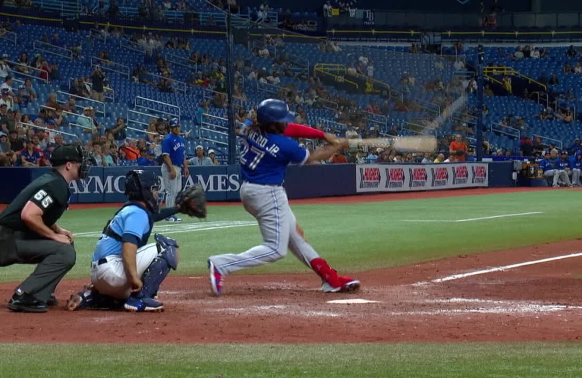 Vladdy jr. envía pelota firmada al jugador de posición de los Rays que lo ponchó