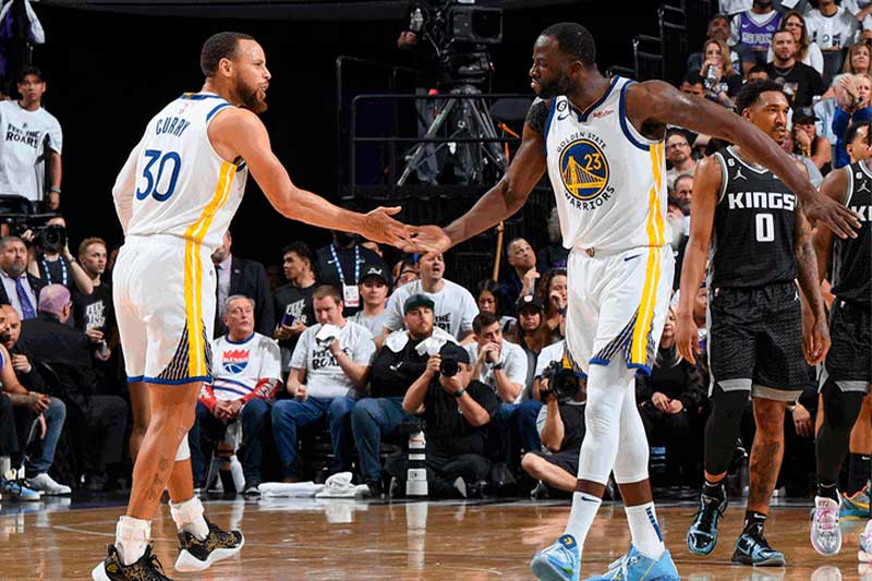 Curry anota 50 puntos; los Warriors derrotan a los Kings