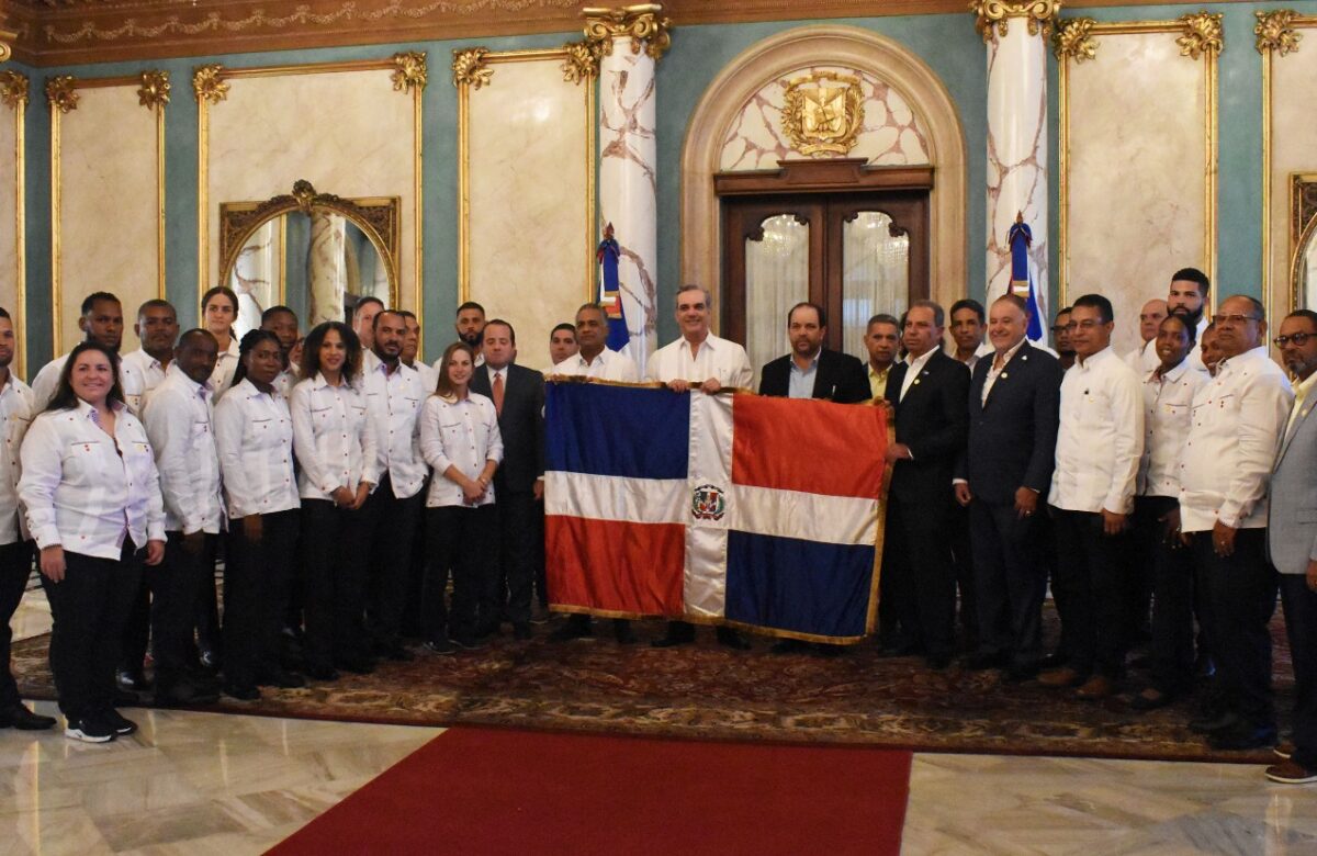 Abinader entrega bandera a delegación que va a San Salvador 2023