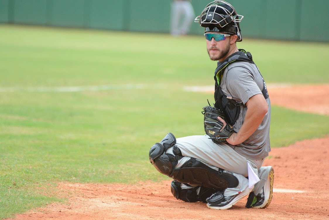 Toros contratan al receptor Logan Moore y al lanzador Alex Tovalin