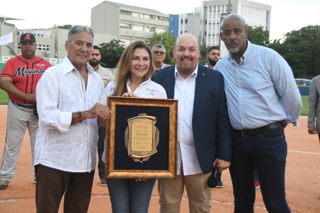 Liga de la Farándula Inaugura el 55º Torneo de Softbol en honor a la Alcaldesa Carolina Mejía