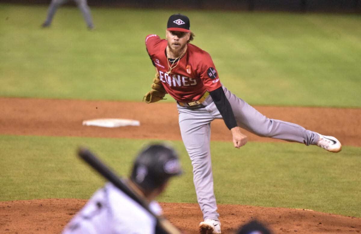 Leones vencen a las Águilas con gran salida de Tyler Alexander