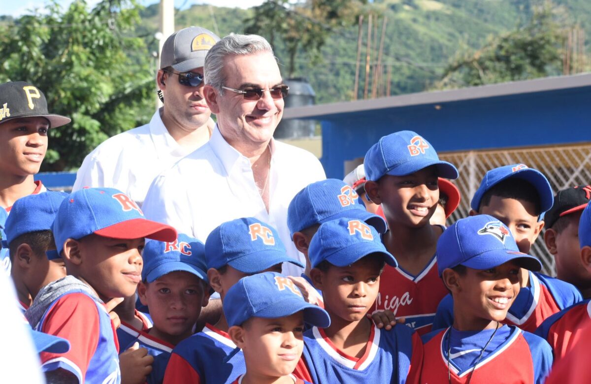El presidente Luis Abinader junto a peloteros de pequeñas ligas