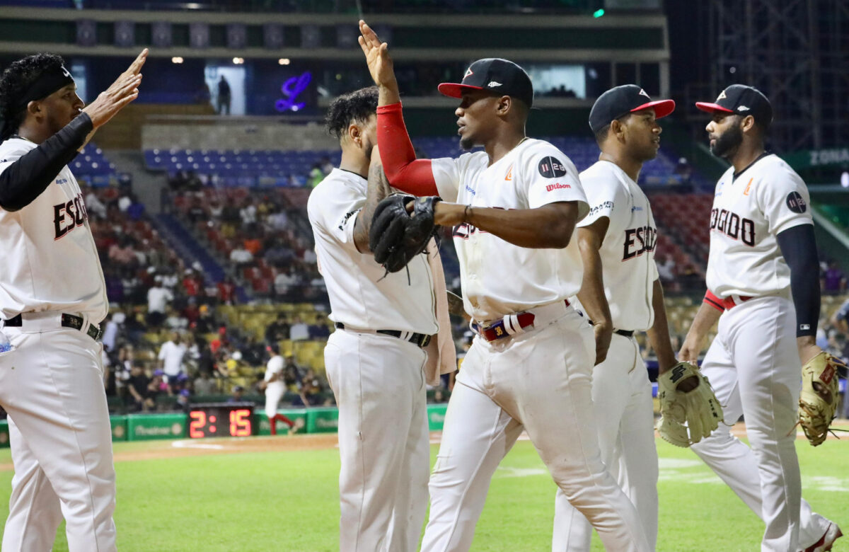 Leones superan 3-1 a las Águilas con bateo oportuno de Elier Hernández