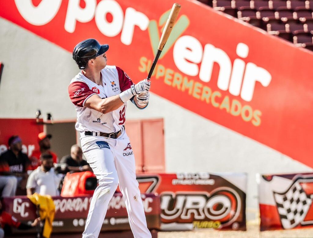 Rubén Cárdenas la saca y Gigantes se acercan a uno de las Estrellas en el primer lugar