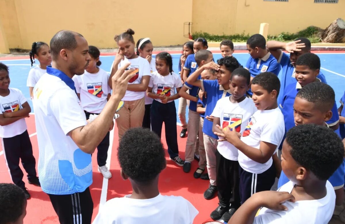INEFI realiza exhibición y charlas deportivas en la Escuela Básica República de Colombia