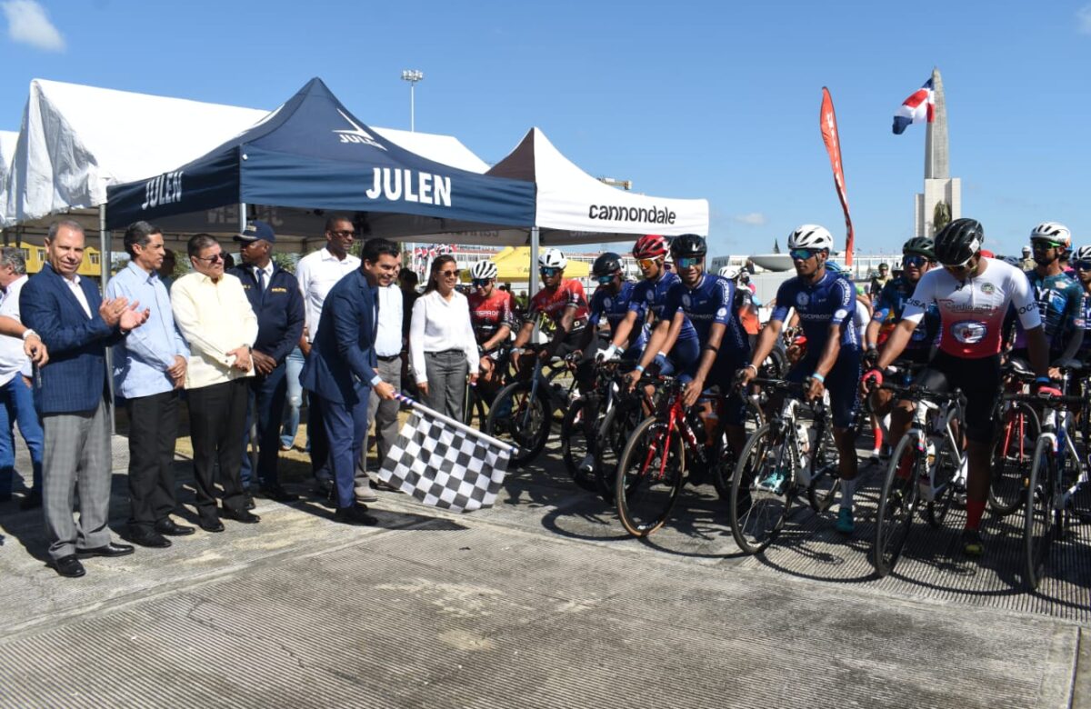 140 pedalistas salieron a recorrer el país en la Vuelta Ciclística Independencia Nacional