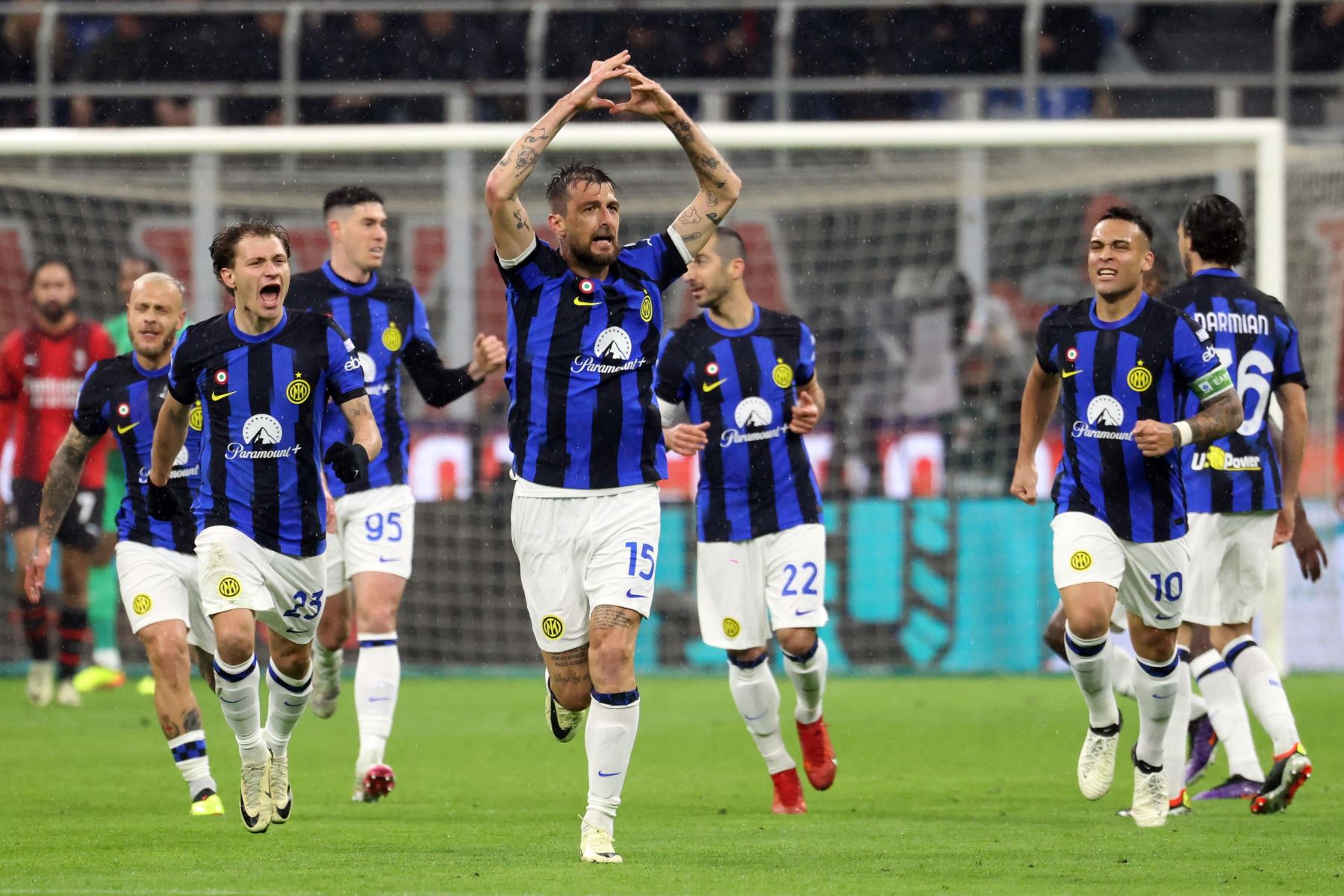 Inter de Milán vence 2-1 a su rival AC Milan y se corona campeón de la Serie A de Italia