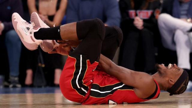 Posible lesión de Jimmy Butler oscurece las esperanzas de playoffs en Miami Heat
