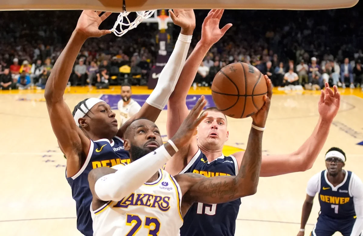 Los Lakers detienen la racha de derrotas ante los Nuggets y evitan barrida