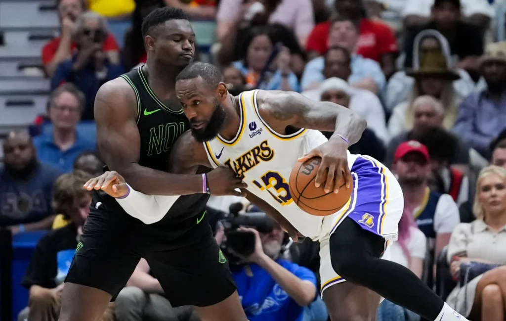 Lebron James de los Lakers ataca ante la defensa de Zion Williamson de New Orleans