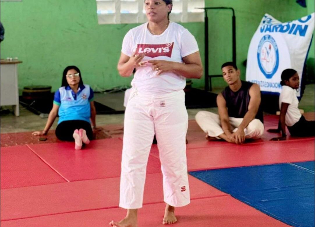 Fundación María García imparte en Azua charla «Resiliencia y perseverancia: Claves para superar las derrotas y seguir adelante en el judo»