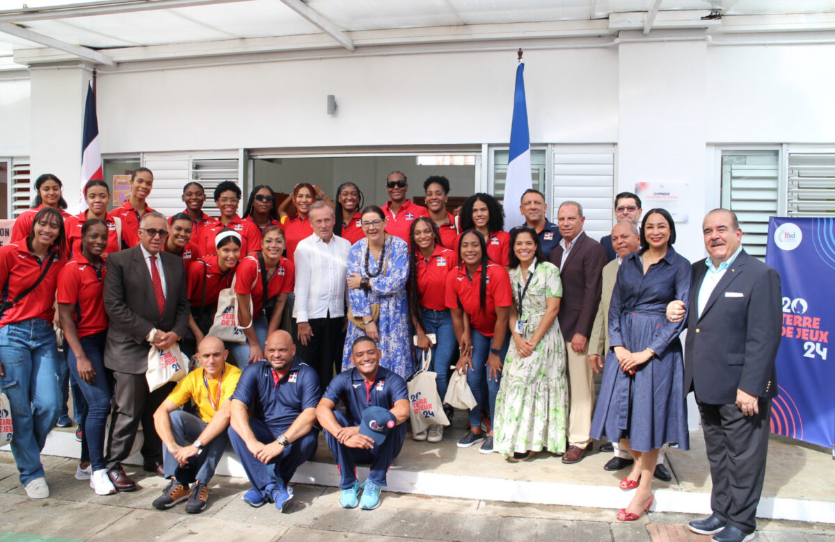 Liceo Francés designa gimnasio con nombre “Reinas del Caribe”