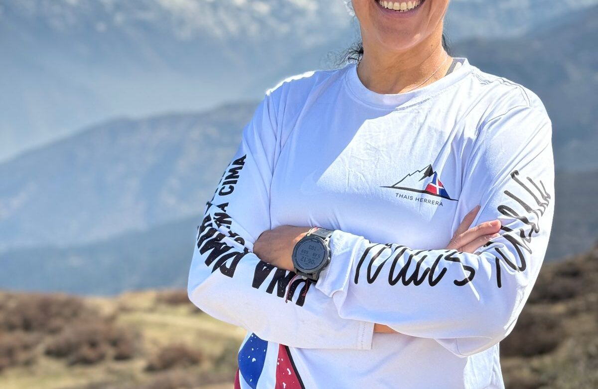 La dominicana Thais Herrera escala Mera Peak en Nepal y completa su aclimatación rumbo al Everest