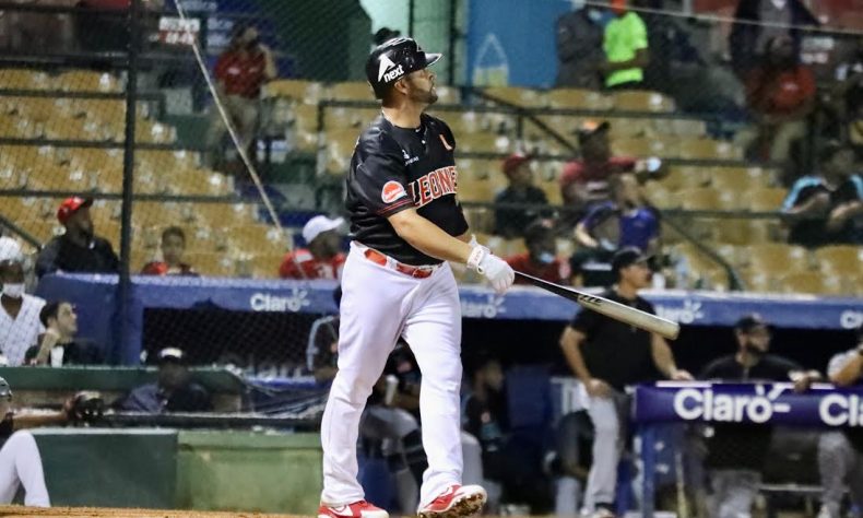 Albert Pujols se despide con un jonrón del béisbol dominicano
