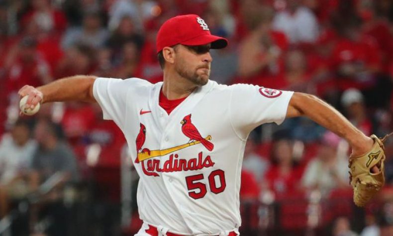 Adam Wainwright lanzará por los Cardenales nuevamente en el 2022, anunció el equipo el viernes.
