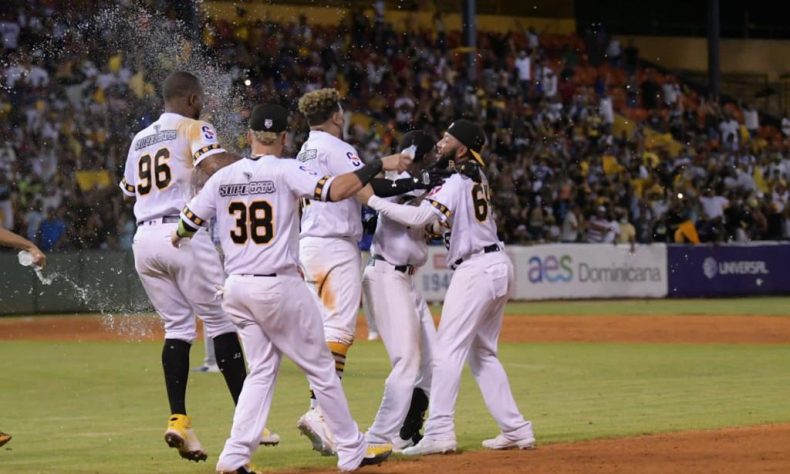 Águilas viene de atrás y vencen 4-3 al Licey en un dramático partido