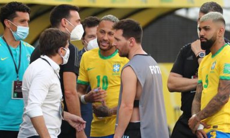 Nadie entendía nada. Luego, llegó el tumulto. En pocos segundos, los jugadores argentinos con Lionel Messi a la cabeza quedaron en medio de empujones y envueltos por agentes sanitarios y policías que invadían el campo.