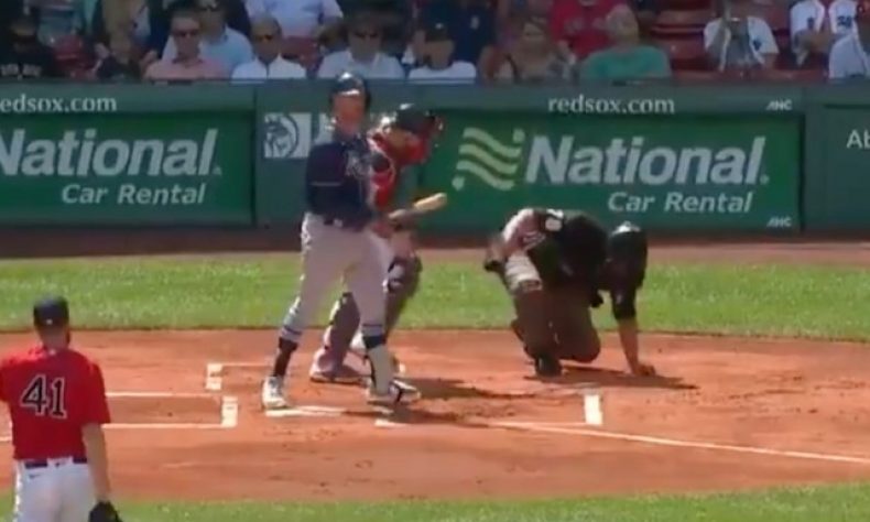 El beisbol es un deporte peligroso, de eso no hay ninguna duda. Debido a la misma naturaleza del juego, todos en el terreno deben de tener algún tipo de protección para evitar alguna tragedia debido al daño que puede causar una pelota viajando a 90 y tantas millas por hora impactando en el cuerpo, e incluso así, pueden suceder percances cómo el que sucedió en el juego de este lunes entre los Rays de Tampa Bay y los Red Sox de Boston.
