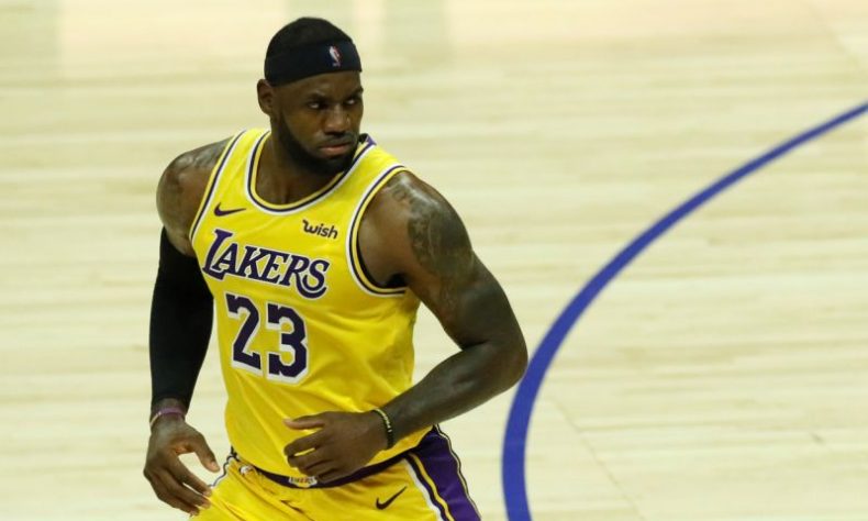 LeBron James logra un triple-doble en victoria Lakers sobre Pelicans
