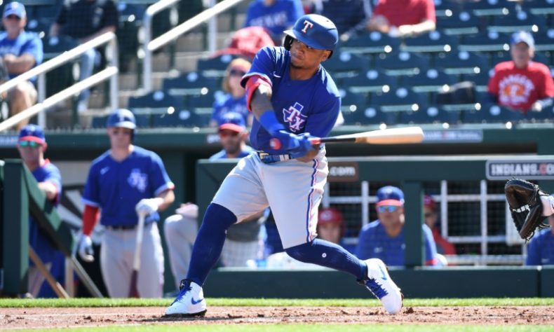 Operan al jugador Willie Calhoun tras pelotazo en la mandíbula