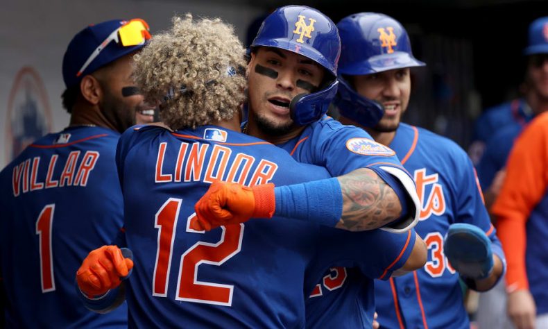 NUEVA YORK .- Dos días después de que el puertorriqueño Javier Báez puso al mercado de Nueva York al límite, al decir que el gesto del pulgar hacia abajo que estaban haciendo los jugadores de los Mets era en respuesta a los abucheos del público, tanto Báez como el también boricua Francisco Lindor se disculparon.